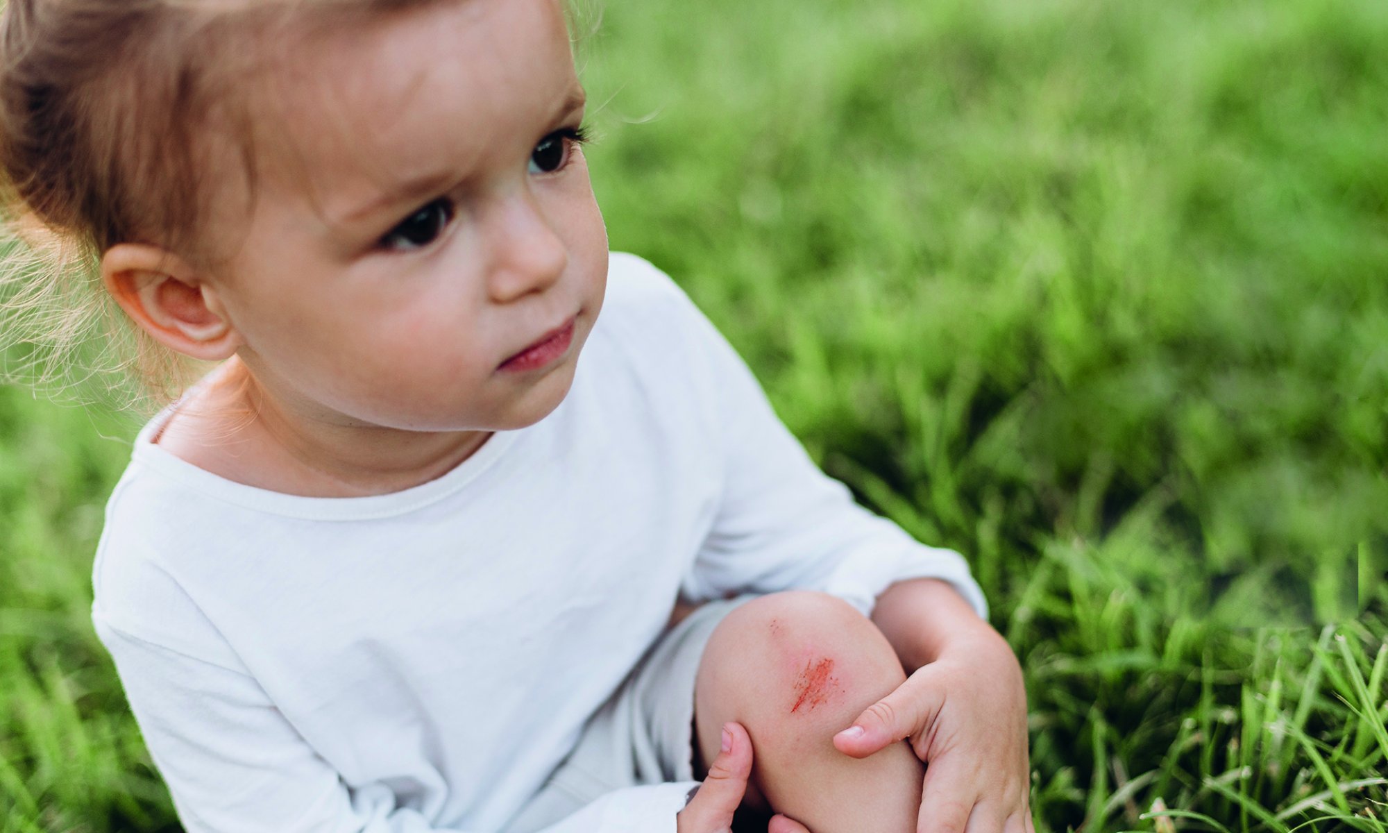 Nasveti pediatrinje ob pikih, ranah, odrgninah in podobnih neprijetnostih, ki spremljajo vroče poletne dni.
