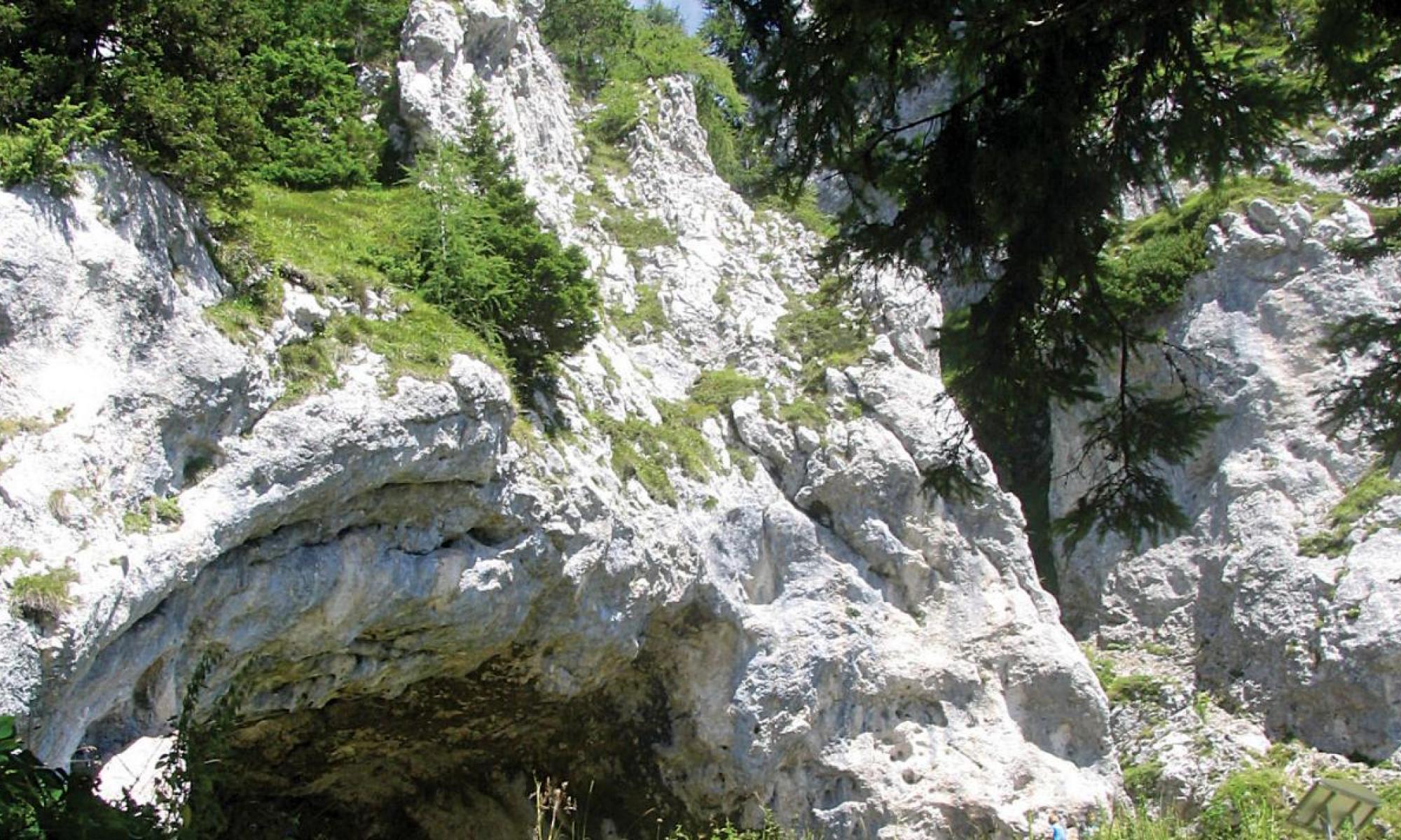 Po poteh minulih časov: arheološki parki Slovenije