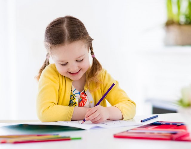 Otroci z ustvarjanjem razvijajo ročne spretnosti.