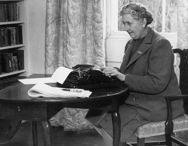 Pisateljica detektivk Agatha Christie je prodala več kot dve milijardi knjig, kar jo uvršča v sam svetovni vrh.