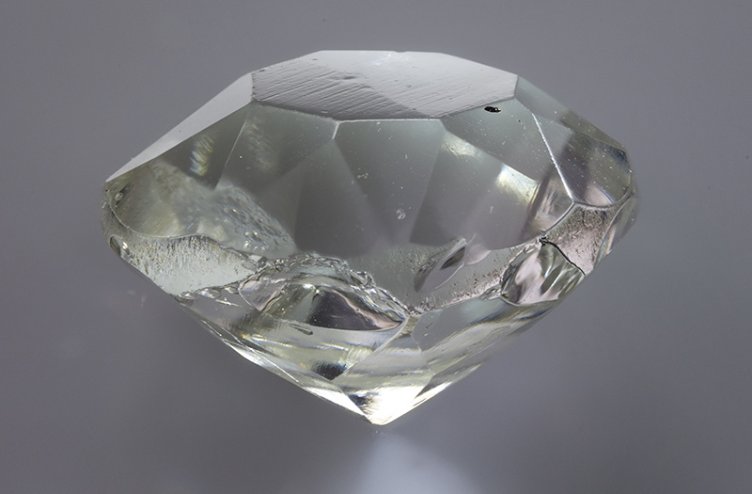 Zoisov diamant ima maso 2,79 karata, je skoraj brezbarven in ima malo vključkov, zato ga lahko uvrščamo v zgornjo lestvico diamantov glede kakovosti. 