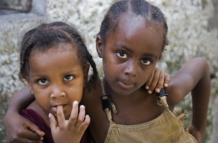 Prebivalci Komorov so večinoma zelo mladi, saj je skoraj polovica domačinov mlajših od petnajst let. 