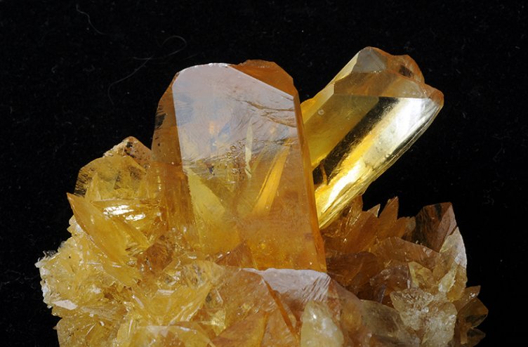 M3 Zlato rumeni kristali sadre iz nahajališča Salinas de Otuma iz Peruja, 5 x 6 cm Gea julij 2023