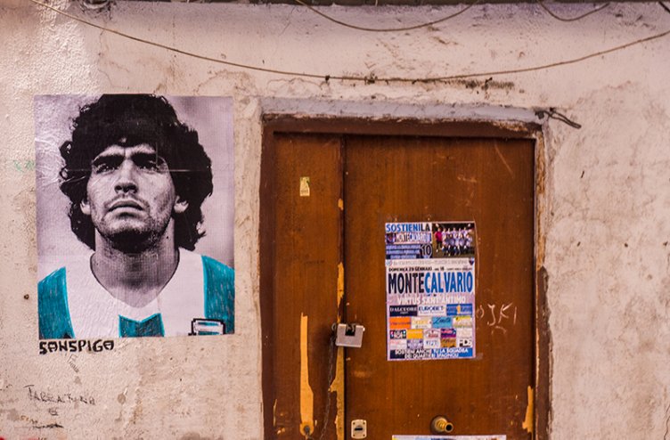 Tudi navijaštvo in šport sta del Neaplja. Poseben status ima nogomet. Nogometašem so celo posvečene nekatere kapelice, na mestnih zidovih boste našli številne grafite, posvečene tem športnim zvezdnikom, status tako rekoč živega svetnika pa ima Maradona. 
