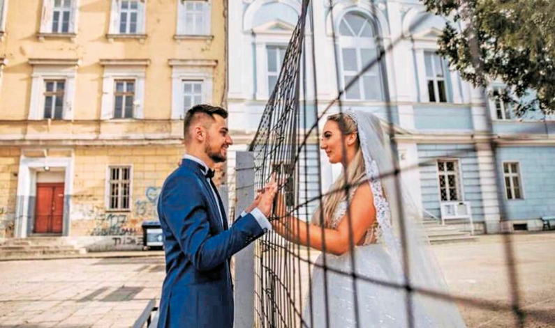 Elisabeth Hrgić in Inas Dagoja na svoj poročni dan leta 2019