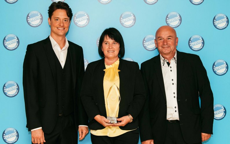 Anita in Leopold Roglič, starša Primoža Rogliča, sta v sinovem imenu prevzela nagrado za najbolj zaupanja vrednega športnika 2021.  